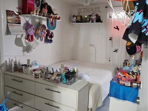 1260 NW 4th St, Miami FL 33125