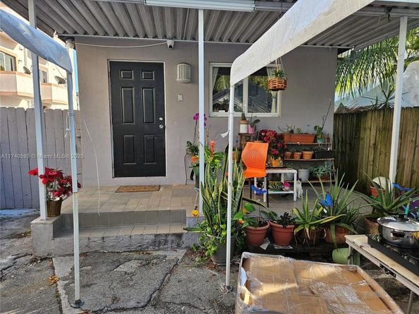 1260 NW 4th St, Miami FL 33125
