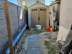 1260 NW 4th St, Miami FL 33125