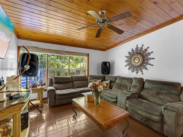 690 NW 18th St, Homestead FL 33030