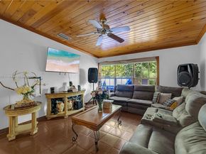 690 NW 18th St, Homestead FL 33030