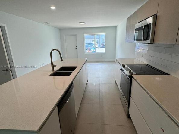 2555 NE 193rd St 2106, Miami FL 33180