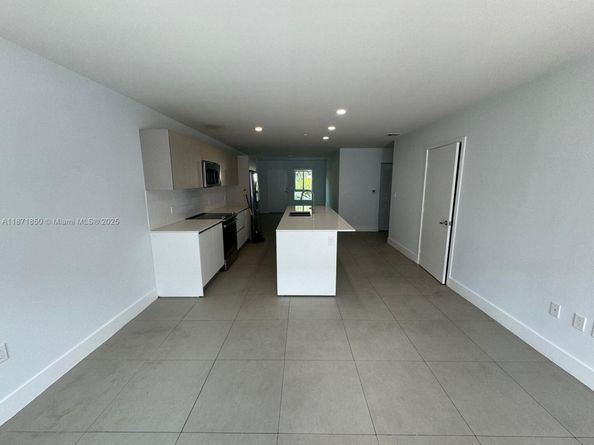 2555 NE 193rd St 2106, Miami FL 33180