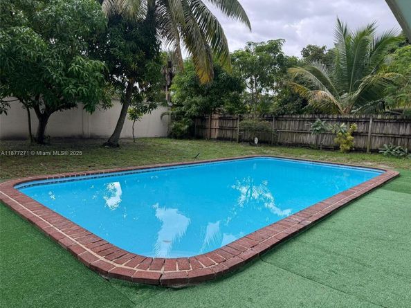 370 NW 43rd Ave, Plantation FL 33317