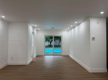 370 NW 43rd Ave