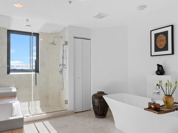 17111 Biscayne Blvd 1104, North Miami Beach FL 33160