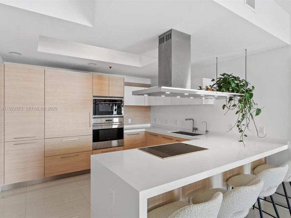 17111 Biscayne Blvd 1104, North Miami Beach FL 33160