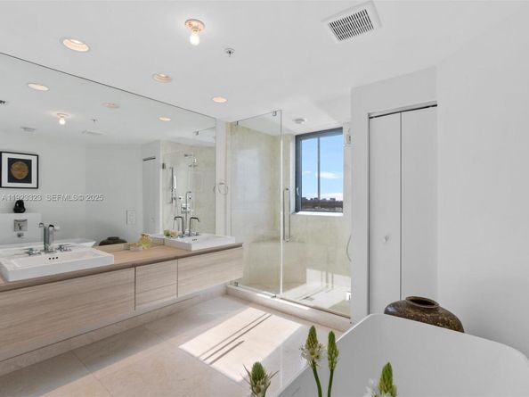 17111 Biscayne Blvd 1104, North Miami Beach FL 33160