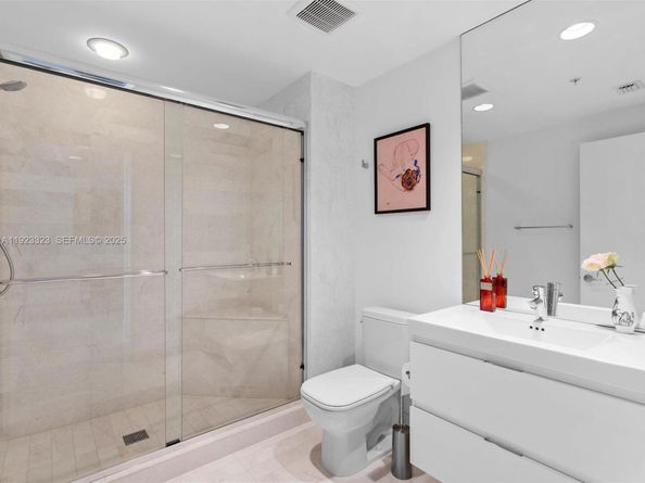 17111 Biscayne Blvd 1104, North Miami Beach FL 33160