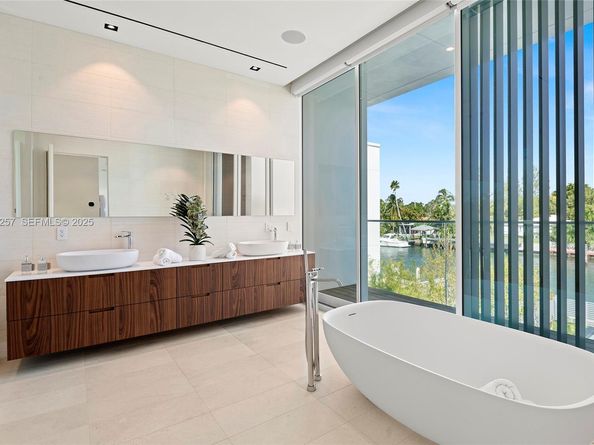 1031 W 48th st, Miami Beach FL 33140