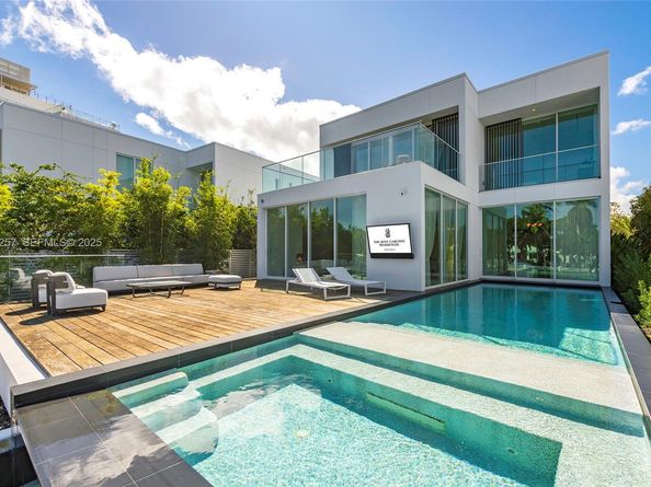 1031 W 48th st, Miami Beach FL 33140