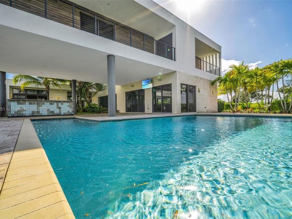 Undisclosed Address #A11881351, Weston FL 33326