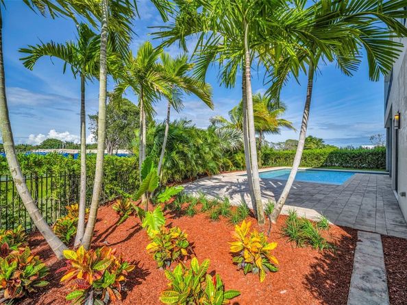 Undisclosed Address #A11881351, Weston FL 33326