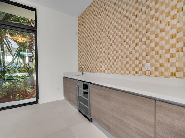 Undisclosed Address #A11881351, Weston FL 33326