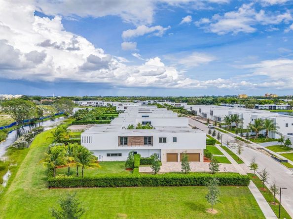 Undisclosed Address #A11881351, Weston FL 33326