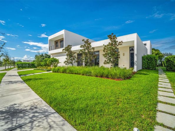 Undisclosed Address #A11881351, Weston FL 33326