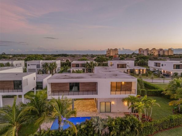 Undisclosed Address #A11881351, Weston FL 33326