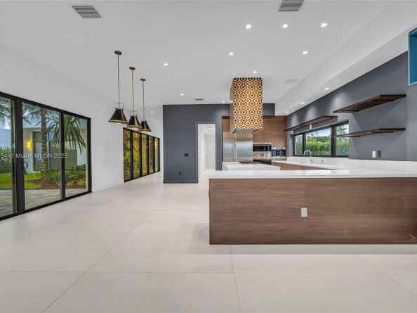 Undisclosed Address #A11881351, Weston FL 33326
