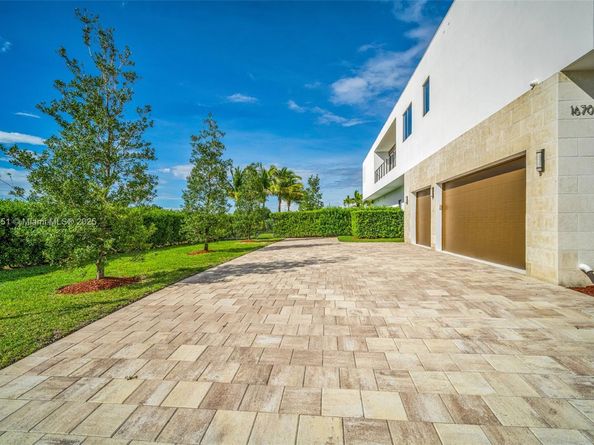 Undisclosed Address #A11881351, Weston FL 33326