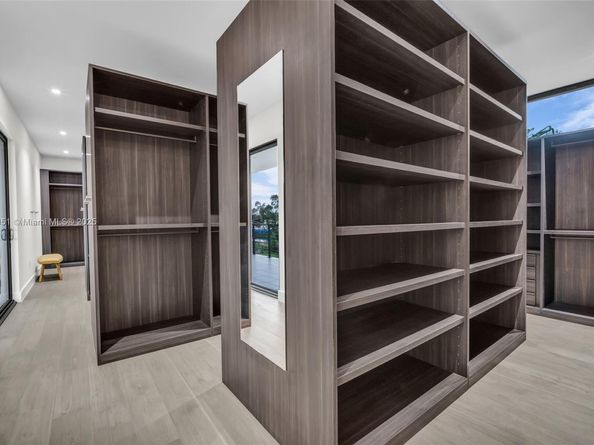 Undisclosed Address #A11881351, Weston FL 33326