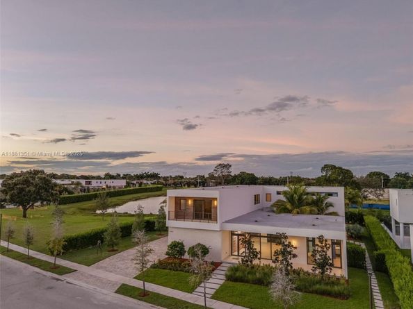 Undisclosed Address #A11881351, Weston FL 33326