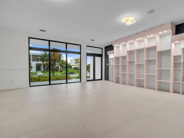 Undisclosed Address #A11881351, Weston FL 33326