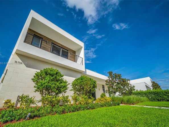 Undisclosed Address #A11881351, Weston FL 33326