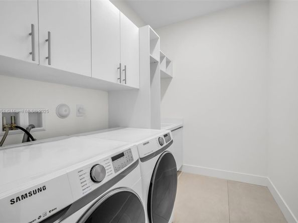 Undisclosed Address #A11881351, Weston FL 33326