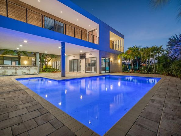 Undisclosed Address #A11881351, Weston FL 33326
