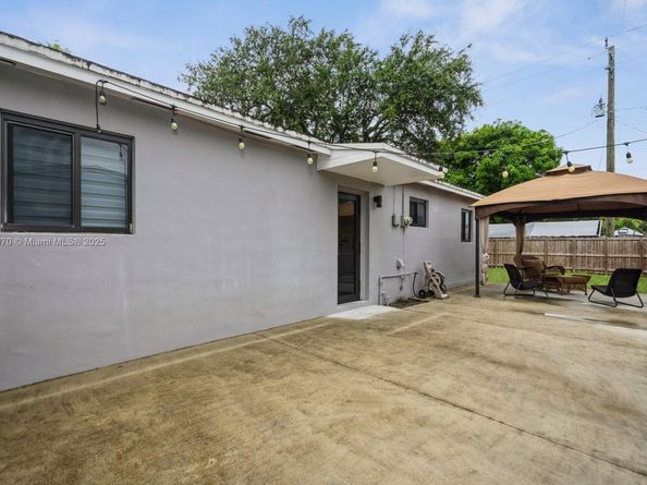 1530 N 69th Way, Hollywood FL 33024