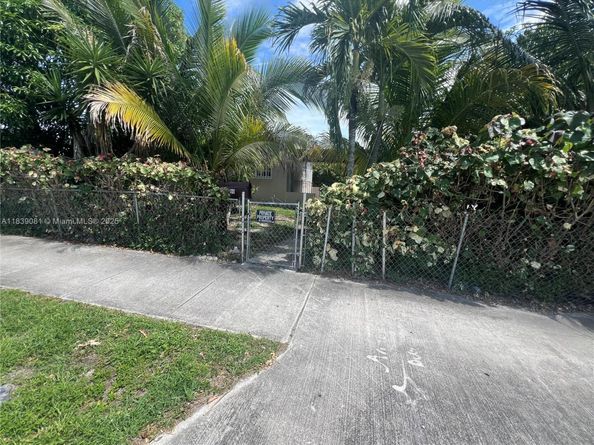 1190 NW 135th St, North Miami FL 33168