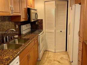 240 Lakeview Dr 308, Weston FL 33326