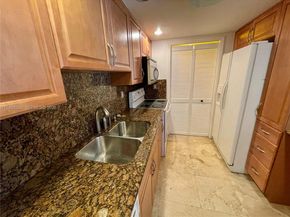 240 Lakeview Dr 308, Weston FL 33326