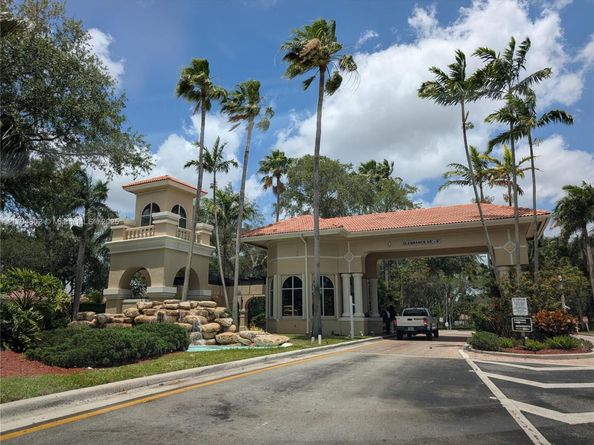 7683 NW 19th St, Pembroke Pines FL 33024