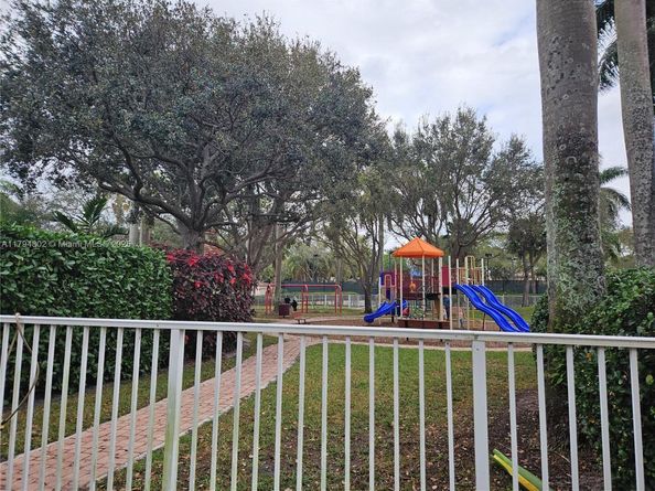 7683 NW 19th St, Pembroke Pines FL 33024