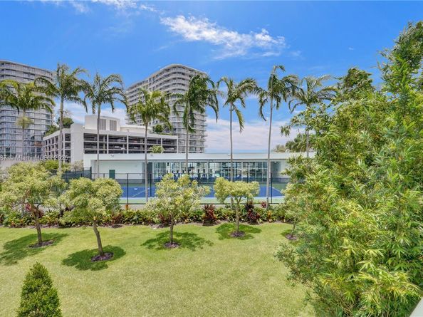 14951 Royal Oaks Ln 1704, North Miami FL 33181