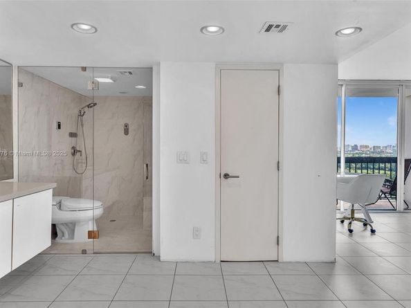 2425 Presidential Way 2003, West Palm Beach FL 33401