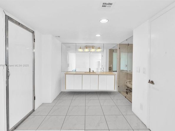 2425 Presidential Way 2003, West Palm Beach FL 33401