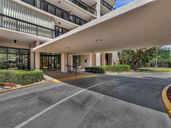 2425 Presidential Way 2003, West Palm Beach FL 33401