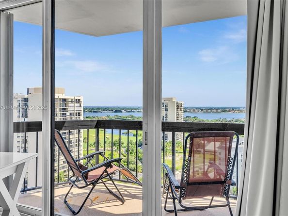 2425 Presidential Way 2003, West Palm Beach FL 33401