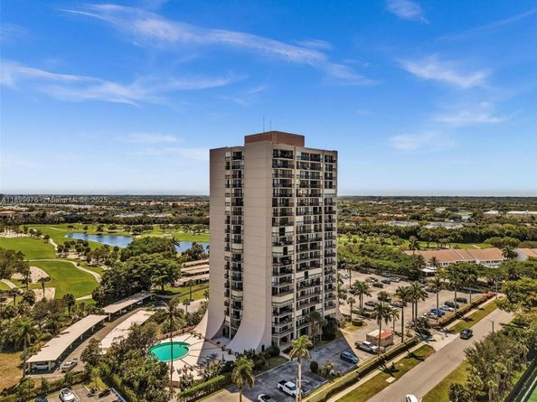 2425 Presidential Way 2003, West Palm Beach FL 33401
