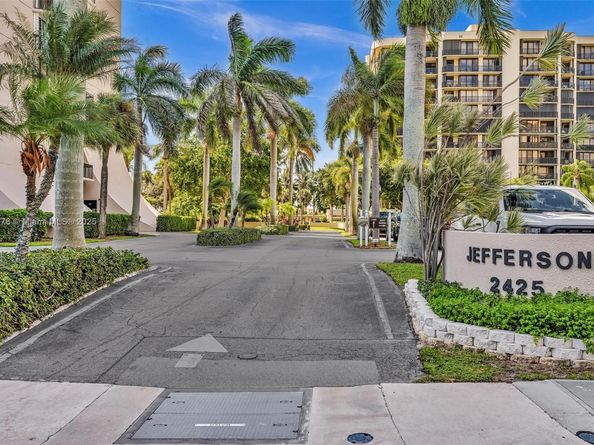 2425 Presidential Way 2003, West Palm Beach FL 33401