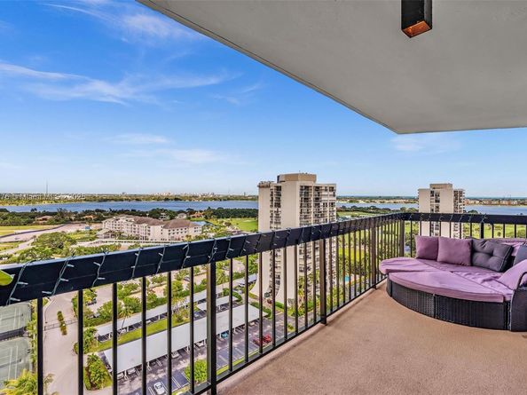 2425 Presidential Way 2003, West Palm Beach FL 33401