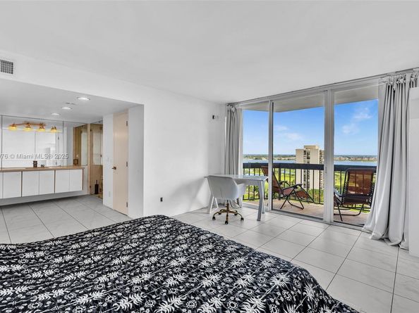 2425 Presidential Way 2003, West Palm Beach FL 33401