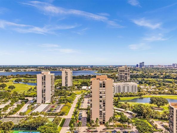 2425 Presidential Way 2003, West Palm Beach FL 33401