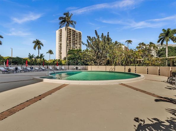 2425 Presidential Way 2003, West Palm Beach FL 33401