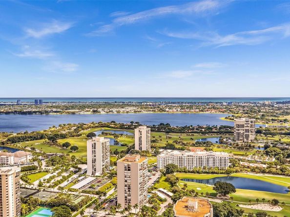 2425 Presidential Way 2003, West Palm Beach FL 33401