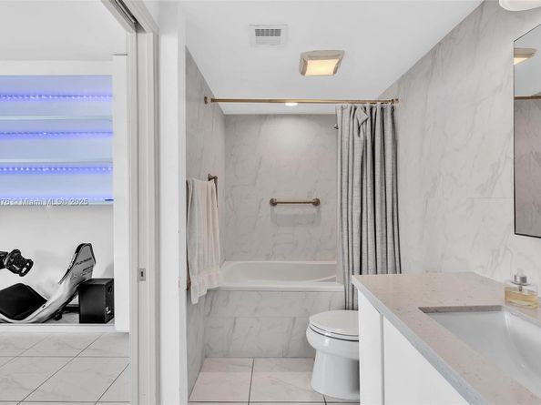 2425 Presidential Way 2003, West Palm Beach FL 33401