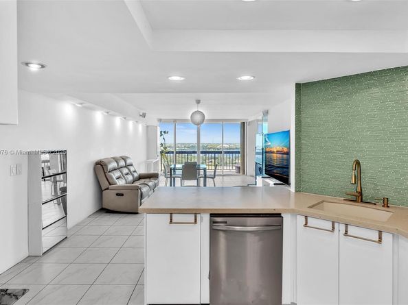 2425 Presidential Way 2003, West Palm Beach FL 33401