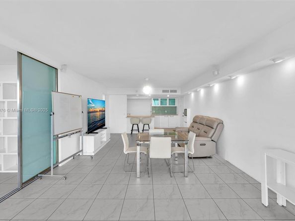 2425 Presidential Way 2003, West Palm Beach FL 33401